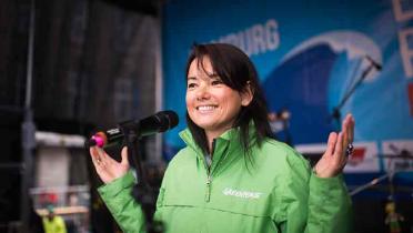 Sweelin Heuss, Geschäftsführerin Greenpeace Deutschland, hält eine Rede bei der Auftaktkundgebung