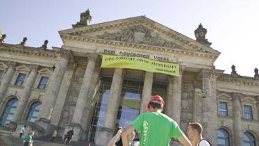 Greenpeace-Banner für eine Zukunft ohne Atomkraft am Reichstag, September 2009