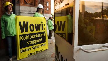 19.08.2014: Greenpeace-Aktivisten protestieren vor dem Roten Rathaus in Berlin mit rotem Schlamm gegen die Verockerung der Spree durch den Braunkohletagebau