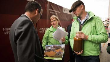 19.08.2014: Greenpeace-Experten Susanne Neubronner und Tobias Münchmeyer in Berlin bei der Übergabe eines Protestbriefes gegen weitere Tagebaue und die damit verbundene Verockerung der Spree 