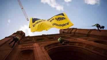 19.08.2014: Greenpeace-Aktivisten entrollen ein Protestbanner gegen die Verockerung der Spree durch den Tagebau an der Fassade des Roten Rathauses in Berlin 
