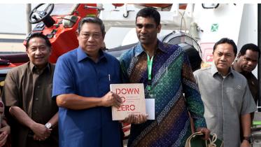 Kumi Naidoo übergibt dem indonesischen Präsidenten das Greenpeace-Buch "Down to Zero" 06/07/2013
