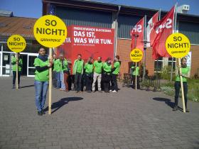 Greenpeace-Aktivisten protestieren in Schönwalde vor dem Landesparteitag der SPD gegen deren Kohlepolitik.