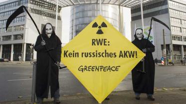 Zwei als tot Verkleidete Aktivisten mit dem Banner "RWE: kein russisches AKW", November 2008