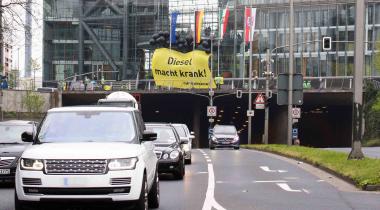 Ein Greenpeace-Banner warnt am am Landtag von NRW: "Diesel macht krank".