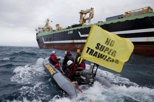 Greenpeace-Aktivisten protestieren mit Schlauchboot gegen Supertrawler