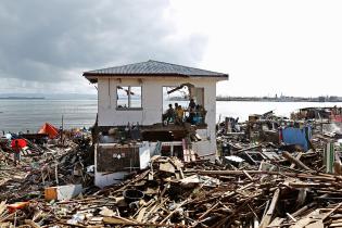 Von Taifun Haiyan zertörte Stadt auf den Philippinen