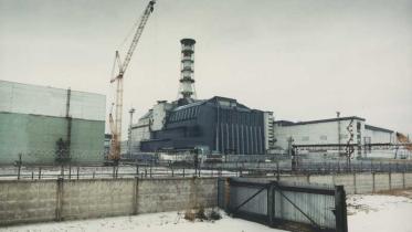 Der Sarkophag um Reaktorblock 4 des AKW Tschornobyl 15.11.94