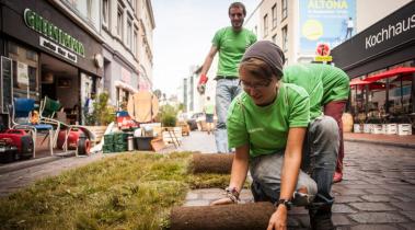 Hamburg, 16.09.2016: Greenpeace-Aktivisten verwandeln eine Auto-Wüste für ein paar Stunden in einen Park  