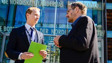 Greenpeace-Klimaexperte Karsten Smid (rechts) überreicht dem Pressesprecher der schwedischen Botschaft einen Protestbrief an seine Regierung. 