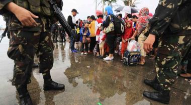 Soldaten bewachen Klimaflüchtlinge auf den Philippinen.