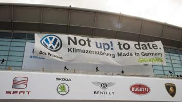 Greenpeace-Kletterer befästigen Banner bei der IAA in Frankfurt im September 2011