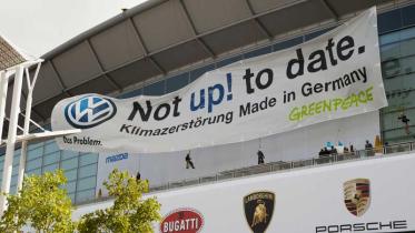 Greenpeace-Kletterer bei der IAA in Frankfurt im September 2011