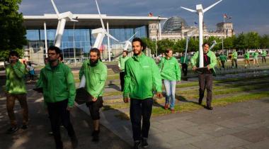 31.05.2016: Greenpeace-Aktivisten demonstrieren in Berlin mit Windrädern gegen die geplante EEG-Reform der Bundesregierung.