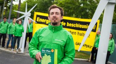 31.05.2016: Greenpeace-Aktivisten demonstrieren in Berlin mit Windrädern gegen die geplante EEG-Reform der Bundesregierung.