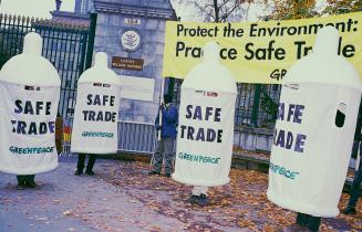Greenpeace-Aktivisten demonstrieren vorm WTO-Hautquartier in Genf für sicheren Handel