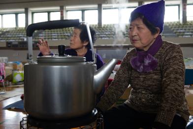 Ältere Frauen in der Notunterkunft in Yonezawa: Zuflucht nach der Atomkatsraophe in Fukushima