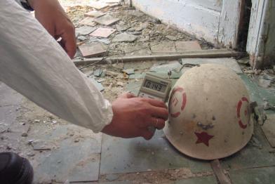 Vergessener Feuerwehrhelm in einem verlassenen Krankenhaus bei Tschornobyl 