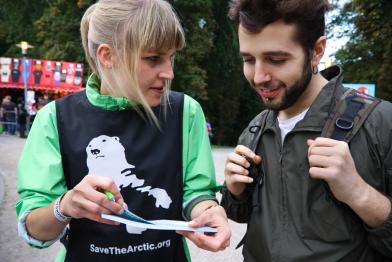 Unterschriften sammeln für die "Save the Arctic" Kampagne beim Konzert der britischen Band Radiohaed (2012).
