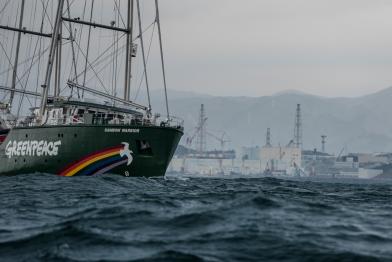 Das Greenpeace-Schiff Rainbow Warrior fährt fünf Jahre nach dem Unfall an dem zerstörten Kernkraftwerk Fukushima Daiichi vorbei. Die Umweltorganisation hat eine Unterwasseruntersuchung zu den Auswirkungen der radioaktiven Verseuchung des Pazifiks infolge der Atomkatastrophe von 2011 eingeleitet.
