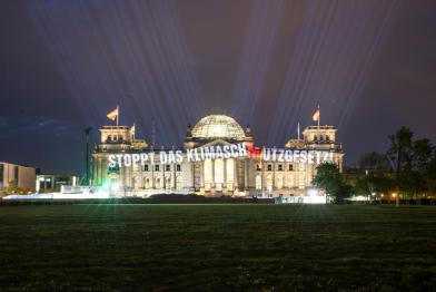 Projektion auf Reichstag "Stoppt das Klimaschmutzgesetz"