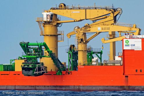 Tiefsee-Bergbau-Roboter Patania II am Kran des Schiffes Normand Energy