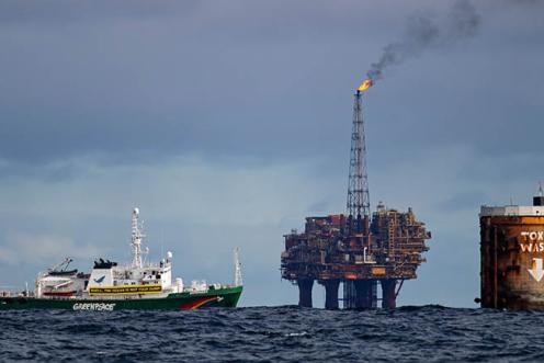 Das Greenpeace-Schiff Esperanza fährt vor der von Shell betriebenen Ölplattform Brent-C und den Fundamenten von Shells ehemaliger Plattform Brent Bravo vorbei. 