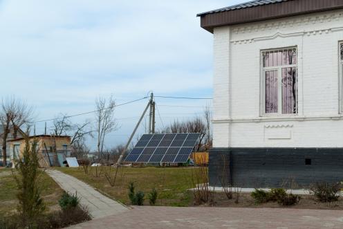 Solarpanels hinter Schulgebäude