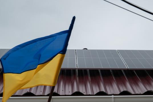 Ukrainische Flagge vor Solardach