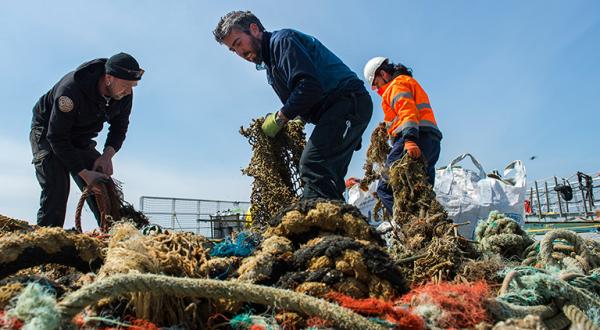 Gesammelte Fischernetze an Deck der Arctic Sunrise