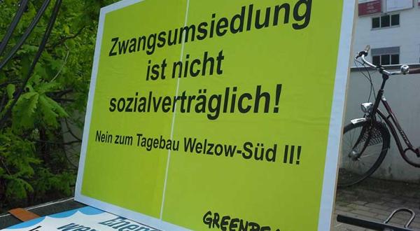 Greenpeace-Aktivisten protestieren gegen soziale unverträglichkeit des Braunkohlenplans in Welzow Süd II, 28.04.2014