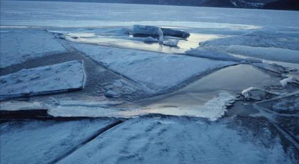 Eisschollen schwimmen auf dem Baikalsee April 2004