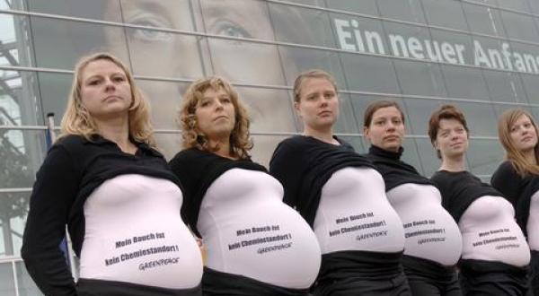 Schwangere demonstrieren mit Greenpeace beim REACH protest Berlin gegen Industriechemikalien, im November 2005.
