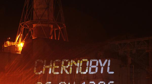 Greenpeace-Aktivist:innen projizieren das Nuklearsymbol an die Wand des Sarkophags von Tschornobyl, 25 Jahre nach der Explosion und der anschließenden Atomkatastrophe.