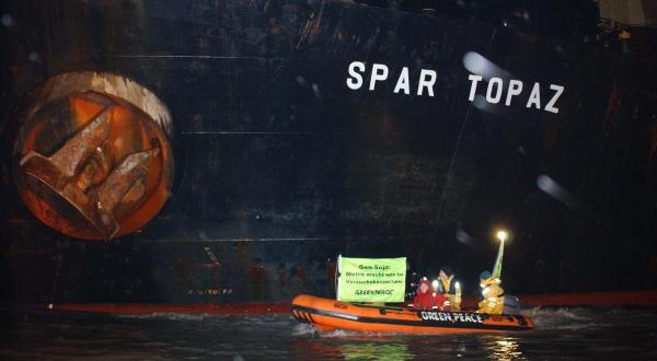 Greenpeace-Aktivist:innen begleiten auf 4 Schlauchbooten das Schiff "Spar Topaz" mit amerikanischem Gentech-Soja an Bord in den Hafen. Sie tragen Kaninchenmasken und zeigen ein Transparent: "Gen-Soja: Metro macht uns zu Versuchskaninchen".