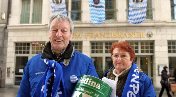 Aktive vom Team 50 plus starten Gigantour gegen den Einsatz von Gen-Sojaöl in Restaurants in München.