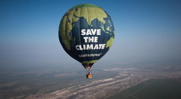 Ein Greenpeace-Heißluftballon überfliegt den Braunkohletagebau Profen in der Nähe des ältesten deutschen Braunkohlekraftwerks Deuben aus dem Jahr 1936 und protestiert gegen dessen klimaschädliche Emissionen.