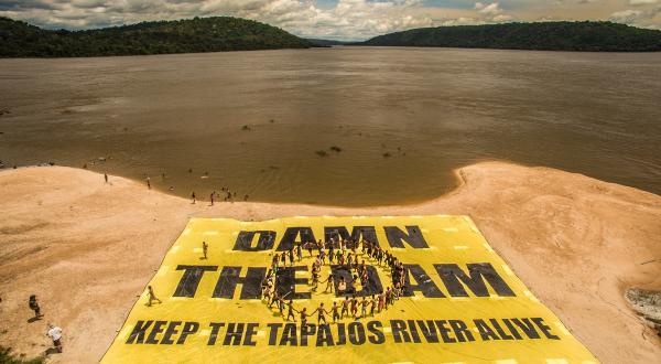 Greenpeace schließt sich den Munduruku an, um gegen die Stauung des Tapajos-Flusses zu protestieren: Gemeinsam entrollten sie ein 20 x 30 Meter großes Transparent mit der Forderung nach einem Ende des Tapajós-Staudammprojekts.