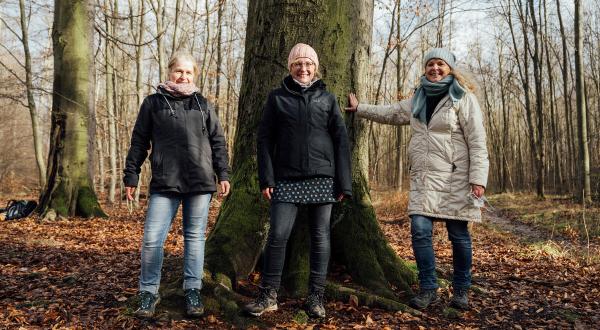 Ein kleines Greenpeace-Team ist als "Forest Rescue Unit" in den Waldgebieten Deutschlands unterwegs. Vor Ort in Ettersberg sprechen sie mit Aktivist:innen und machen Fotos, Videos und Drohnenaufnahmen von Eingriffen in Schutzgebieten, die mit GPS-Geräten markiert sind.