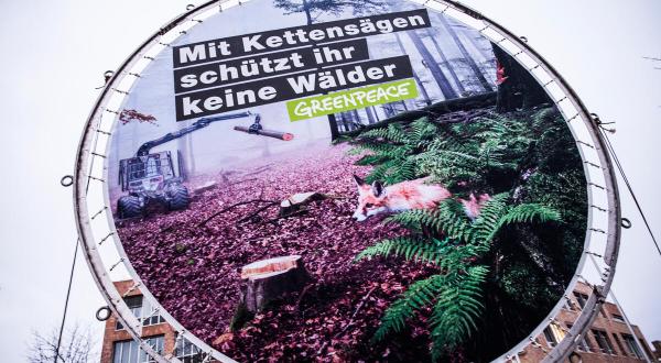Acht Greenpeace-Aktivist:innen fordern vom baden-württembergischen Landwirtschaftsminister Peter Hauk (CDU) mit einem vier Meter langen Rundtransparent einen besseren Waldschutz. Sie platzierten das Banner mit der Aufschrift "Mit Kettensägen schützt man keine Wälder, Herr Hauk" heute Morgen vor dem Landwirtschaftsministerium in Stuttgart.