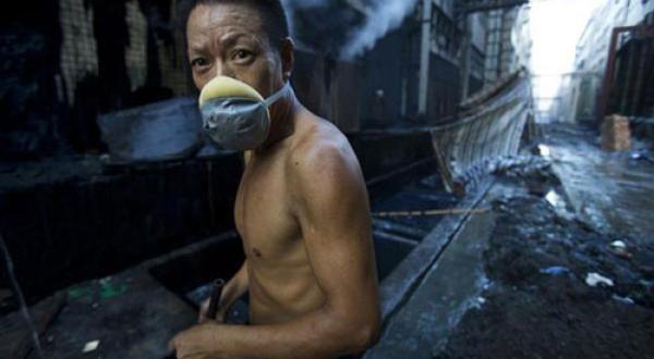 Xintang: Arbeiter in einer Denimwäscherei