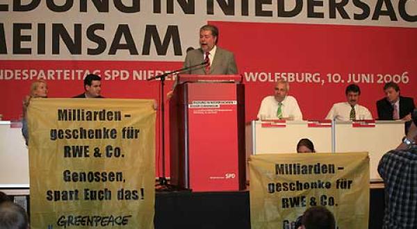 Greenpeace protestiert auf dem SPD-Landesparteitag