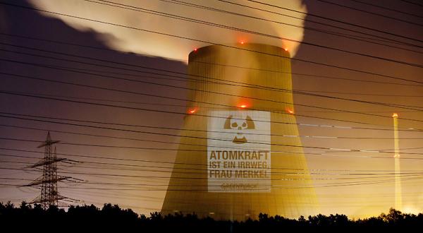 Projektion am AKW Emsland:"Atomkraft ist ein Irrweg, Frau Merkel" 08/26/2010