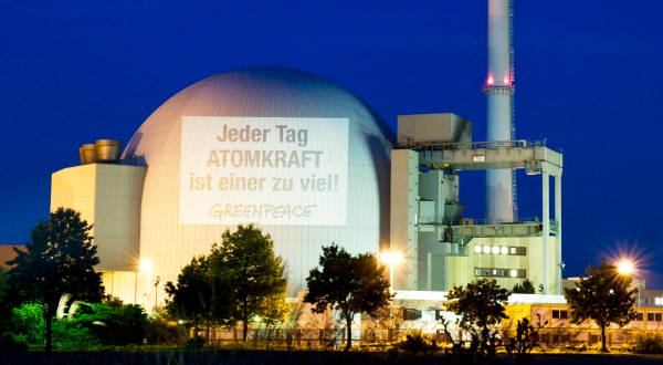 Projektion "Jeder Tag Atomkraft ist einer zu viel" am AKW Grohnde