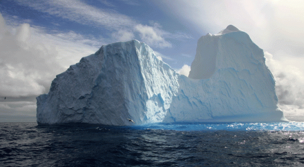 Ein Eisberg im antarktischen Ozean