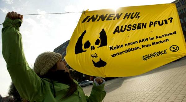 Greenpeace-Aktivisten informieren Passanten über die Atom-Außenpolitik der Bundesregierung, 