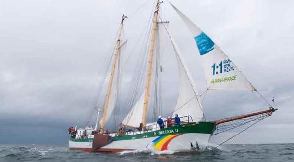 Beluga II in der Ostsee, auf dem Segel das Logo "1:1 Riesen der Meere" aus dem Ozeaneum, Juni 2008