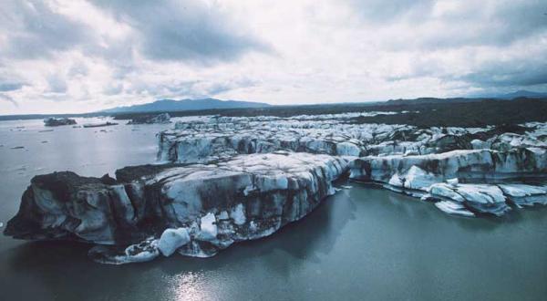 Brüche am Rand des Bering-Gletschers in der Arktis, Juli 1997