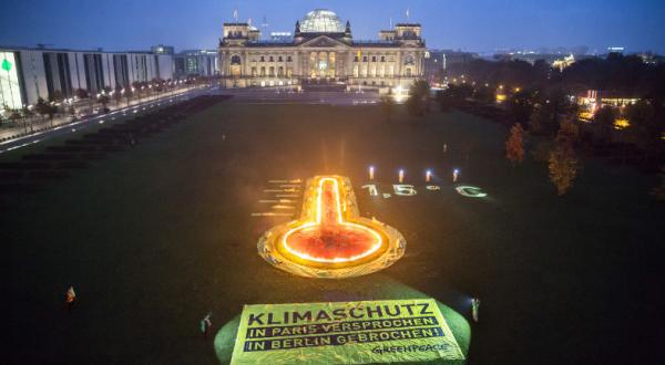 06.11.2016: Vor dem Berliner Reichstag haben Greenpeace-Aktivisten ein 35 Meter langes Thermometer ausgelegt - eine Botschaft an die Bundesregierung, nicht mit leeren Taschen zum Klimagipfel in Marrakesch zu fahren