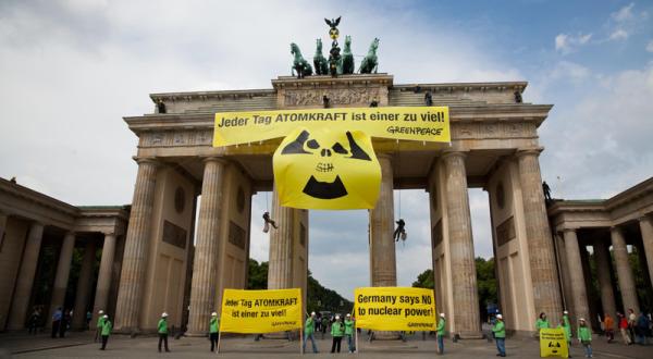 Protest am Brandenburger Tor: "Jeder Tag Atomkraft ist einer zu viel!" 05/29/2011